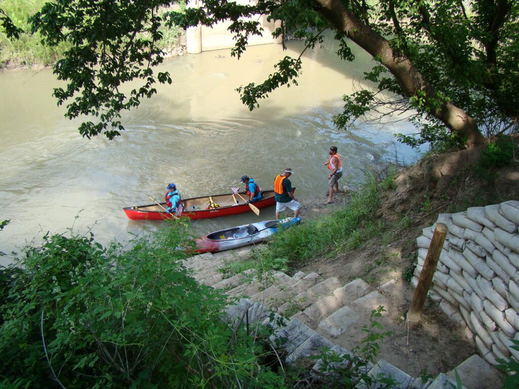 Paddlers loading kayaks on to San Antonio river